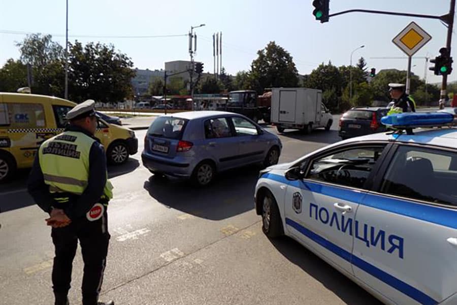 Хванаха 39-годишен с отнета книжка да шофира БМВ без регистрационни табели – в Пловдив