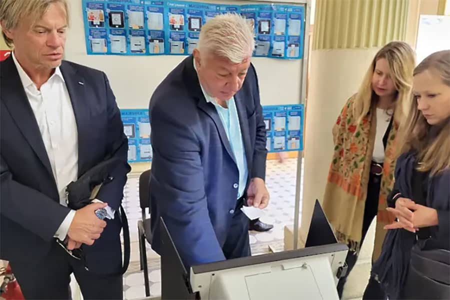 Здравко Димитров показа на наблюдателите от ОССЕ как у нас се гласува с машина – в Пловдив