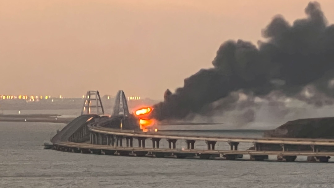Войната: Кримският мост гори и е частично разрушен