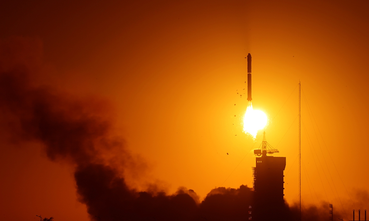 УСПЕХ: Китай изстреля космическа обсерватория за наблюдения на Слънцето!