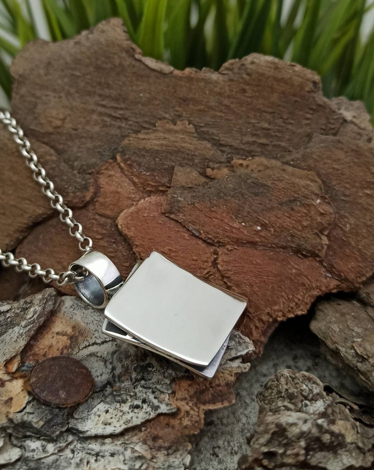 Сребърен медальон 1371M от Студио Николас с изчистена форма