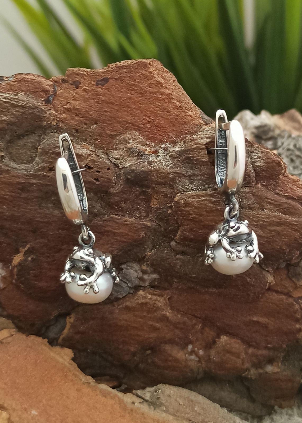 Сребърни обеци с бели перли „Жабки“ – бижутерия Студио Николас