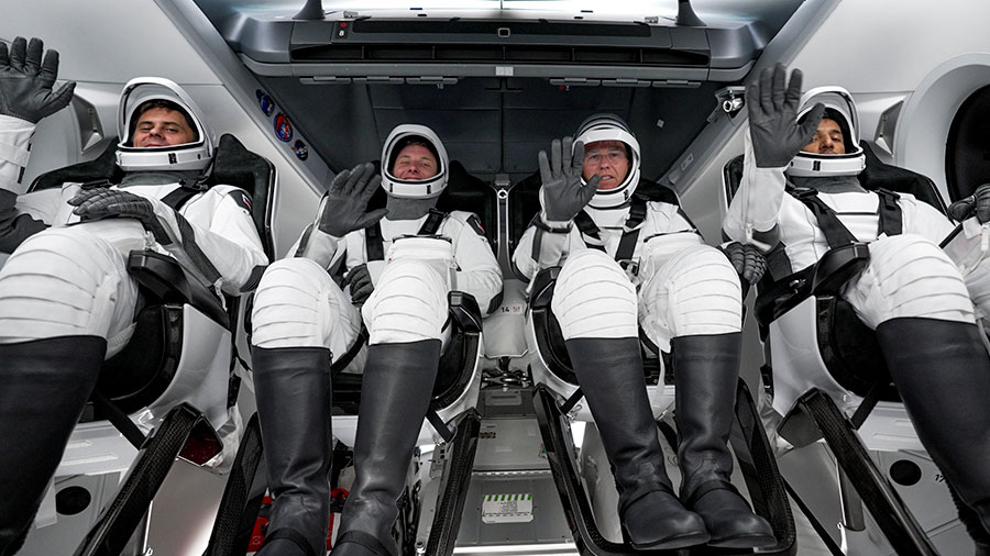 Crew Dragon успешно транспортира астронавти до МКС