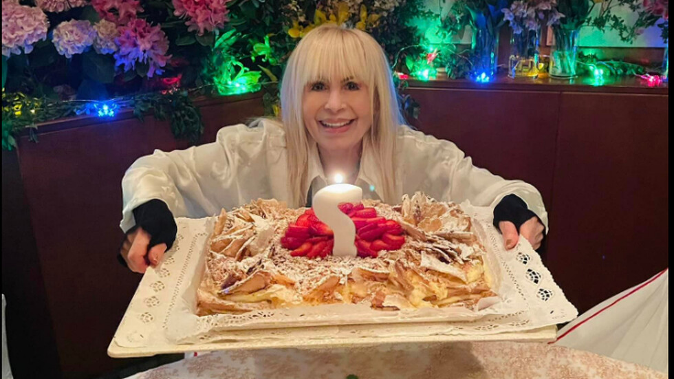 Лили Иванова отпразнува рождения си ден с торта с въпросителен знак