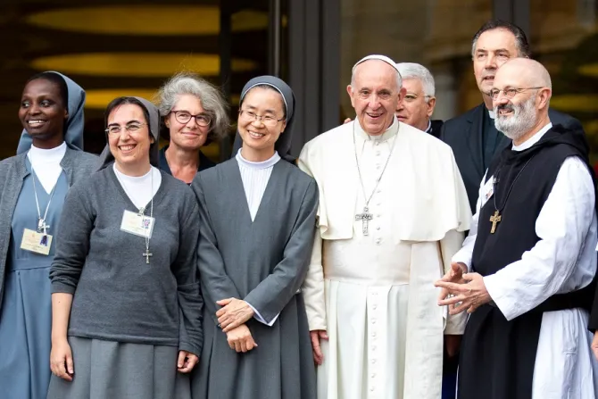 Папата разреши жени да гласуват на срещата на висшия клир