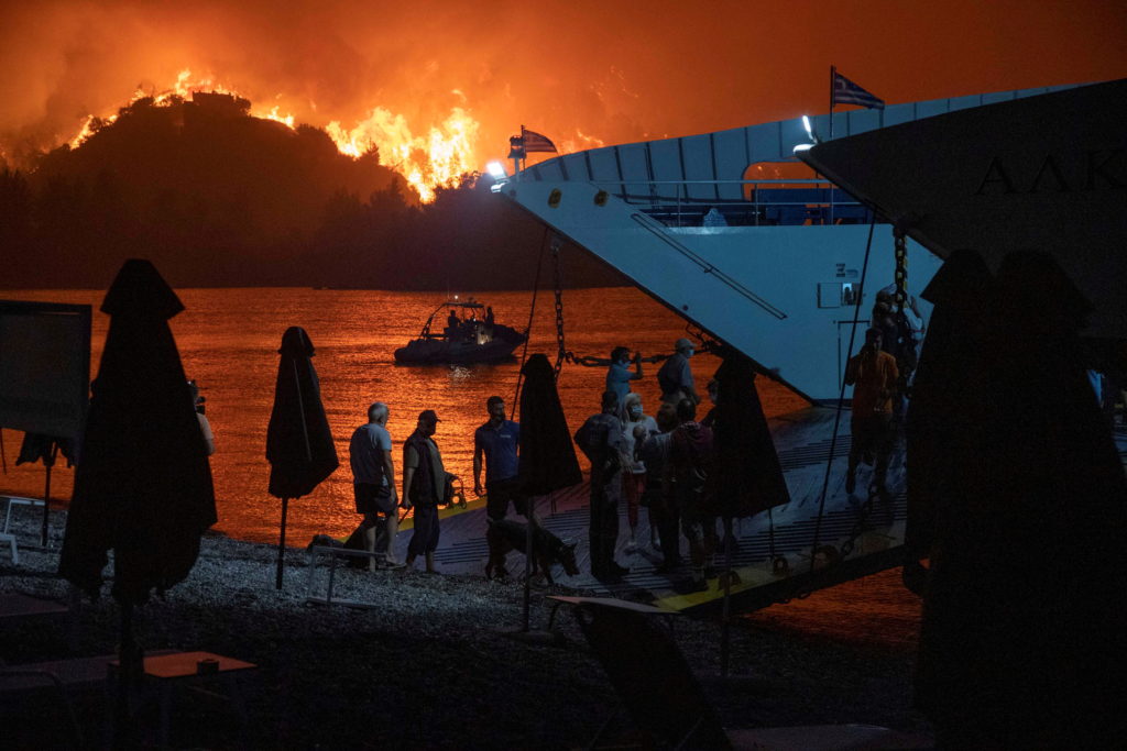 19 000 души са евакуирани от остров Родос