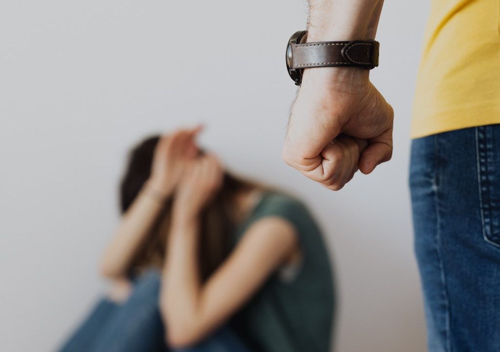 Домашното насилие: причини, превенция и психиката на насилника
