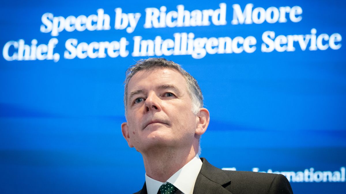 Директорът на МИ6 благодари на руска телевизия, че помага за вербуването на шпиони за Великобритания