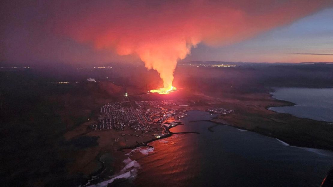 Лавата от исландския вулкан достигна града