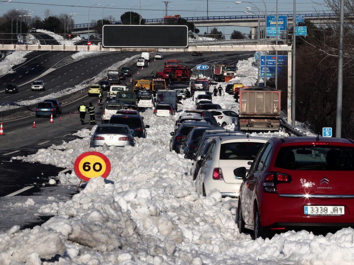 Снежна буря затрупа 600 коли в Испания