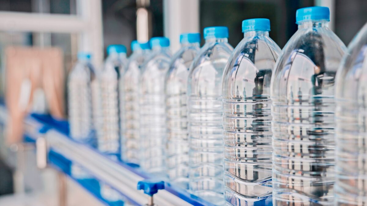 Бутилираната вода съдържа хиляди частици пластмаса