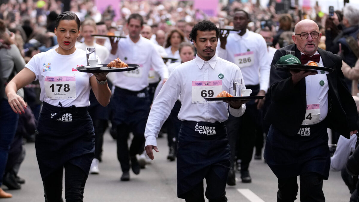 Сервитьори се състезават по улиците на Париж