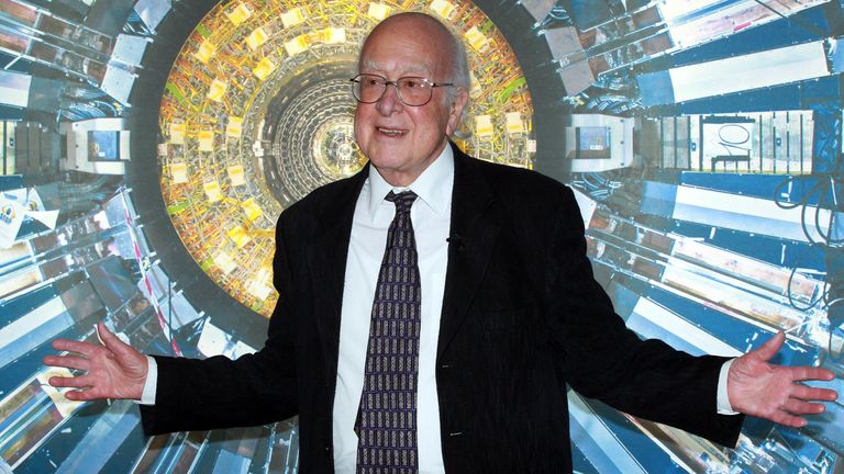 Почина откривателят на „божествената частица“ или Хигс бозона
