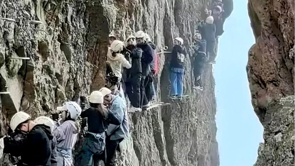 Катерачи направиха задръстване по скален маршрут в Китай