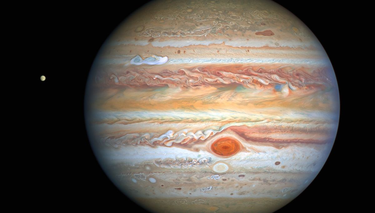 Разкриха тайната на вековната буря на Юпитер