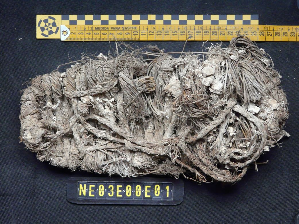 Намериха сандал на няколко века в гнездо на лешояд