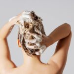 Какво се случва с косата ви, ако винаги се къпете с гореща вода