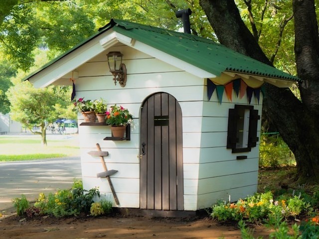 Поддръжка на дървените детски къщички през годината – защита от дъжд, слънце и студ